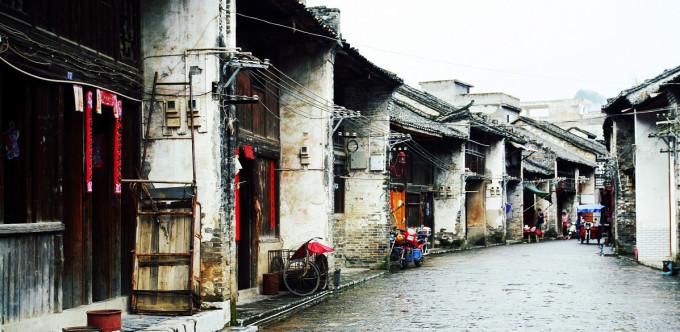 提一壶酒，点一盏灯，听一场雨